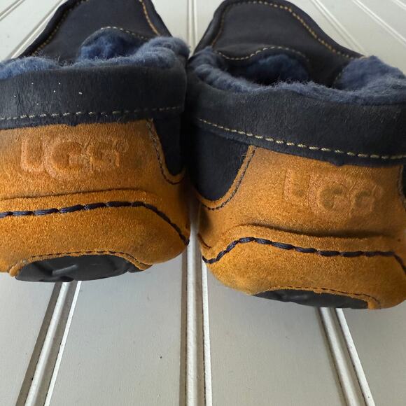 UGG Ascot Slippersen’s Boys size 7 Navy Blue & tan indoor outdoor moccasins main image 12